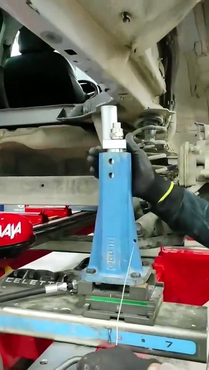 The vehicle was mounted on a Celette Sevenne frame bench using the Cameleon jig system.