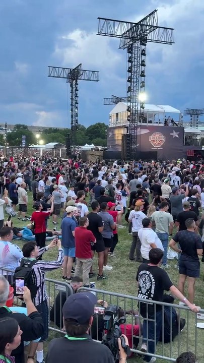 Trump and Dana White walk out of the white house and fans react