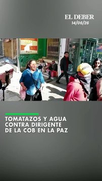 Octavio Urquizo, dirigente de la COB, fue increpado y recibió tomatazos y agua de dos mujeres que protestaban por la escasez de alimentos. El hecho ocurrió en puertas de la Federación de Mineros, donde se iba a desarrollar un ampliado de emergencia.