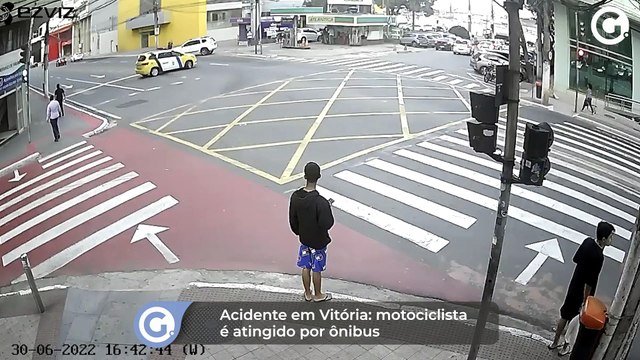 Acidente em Vitória: motociclista é atingido por ônibus