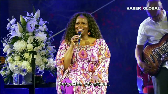 Cazın güçlü sesi Dianne Reeves, Akra Caz Festivali’nde unutulmaz bir gece yaşattı