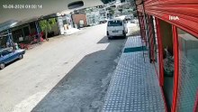 El freni çekilmeyen otomobil hareket edip minibüse çarptı: O anlar kamerada