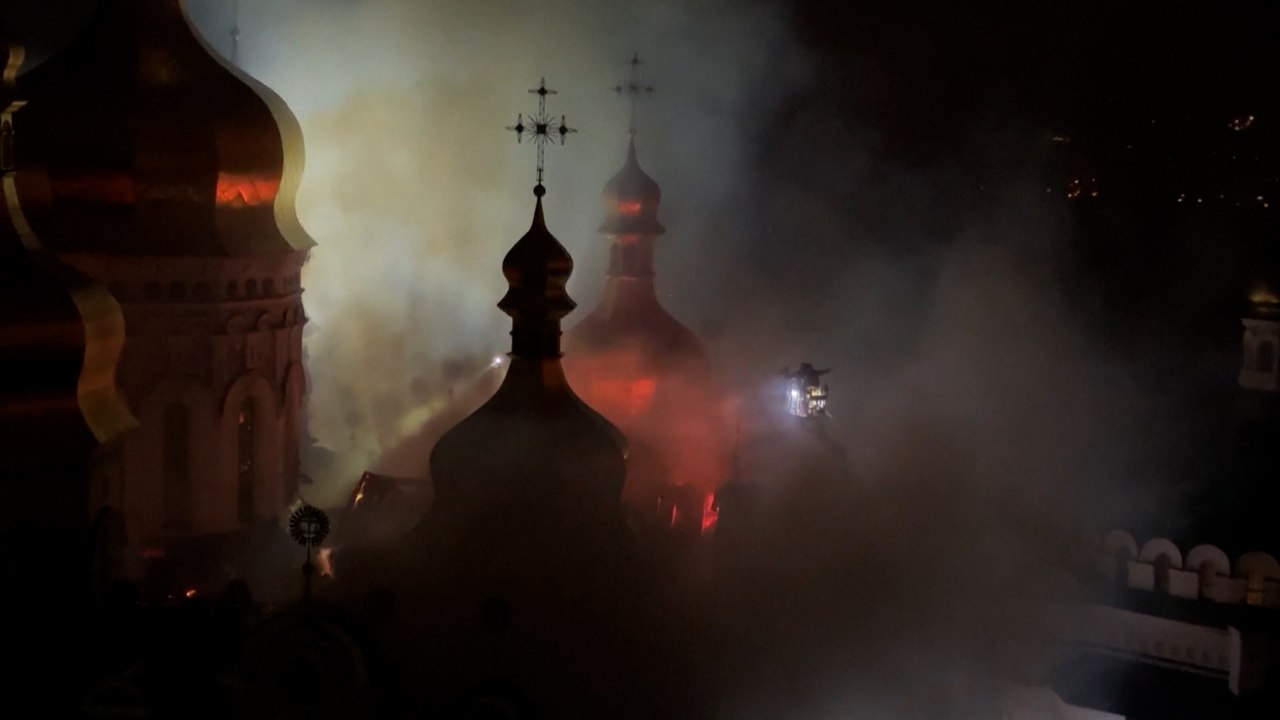 El monasterio de Kiev se incendia tras un ataque con drones rusos que deja cuatro muertos