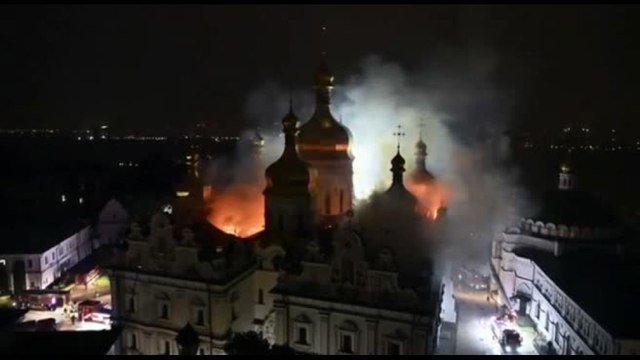 Ucraina, attacco russo su Kiev: cattedrale della Dormizione in fiamme