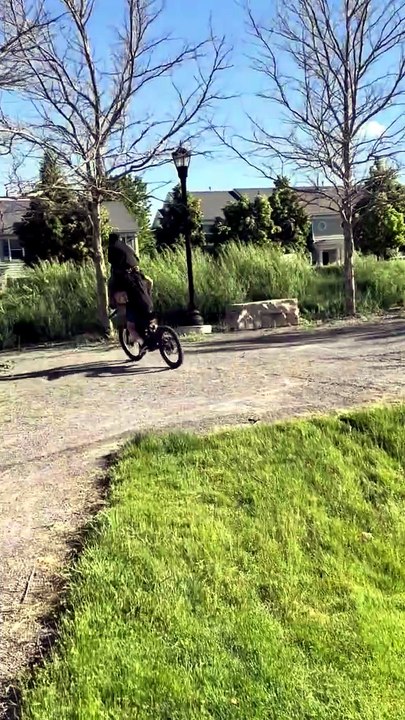 Quand le passager se retrouve… sur les épaules du pilote en pleine virée à moto