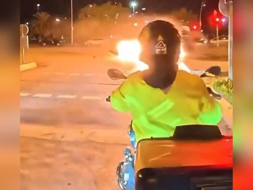 Heftiger Crash in Istanbul: Nach Kollision steht Auto in Flammen