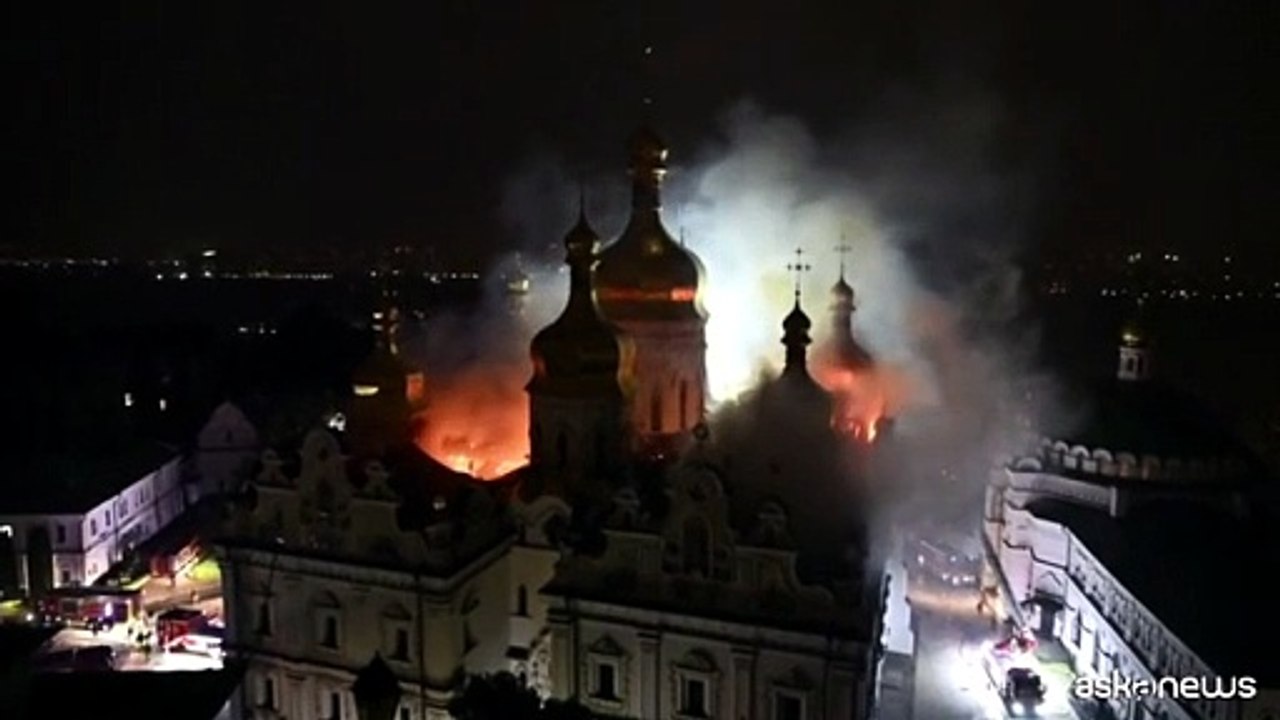 Ucraina, attacco russo su Kiev: cattedrale della Dormizione in fiamme
