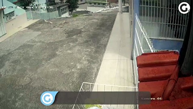 Carro cai em escadaria após perseguição com tiros em Vila Velha