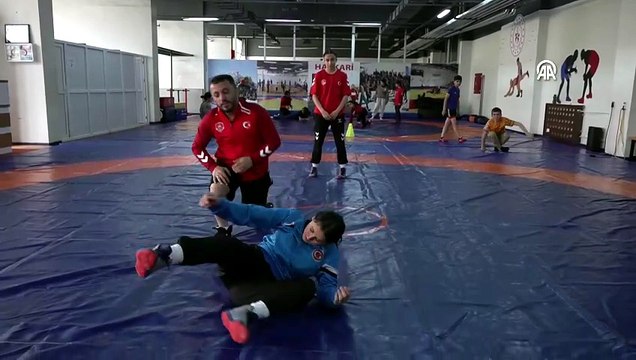 Ablasının başarısından esinlenerek başladığı güreşte Türkiye şampiyonu oldu