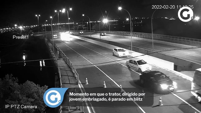 Momento em que o trator, dirigido por jovem embriagado, é parado em blitz