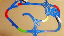 Un circuit de trains miniatures chaotique qui marche… sans qu’on comprenne pourquoi