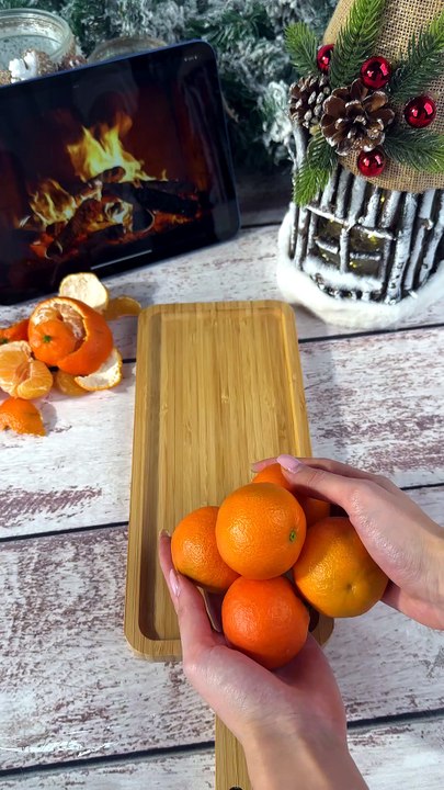 A festive wreath that smells like magic🍊✨