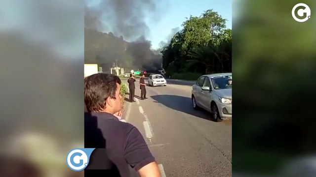 Carro pega fogo em rodovia de Cachoeiro de Itapemirim