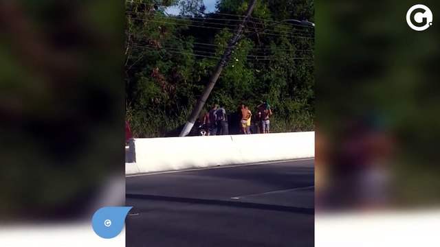 Carro bate em poste na Rodovia Norte Sul, na Serra