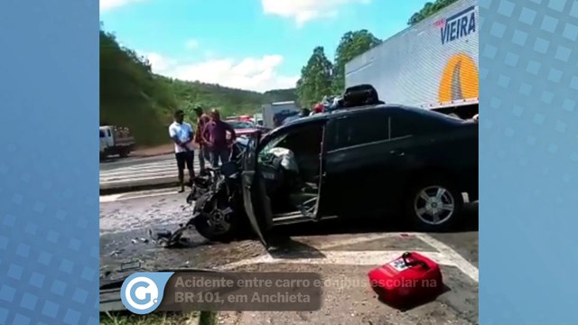 Acidente entre carro e ônibus escolar na BR 101, em Anchieta