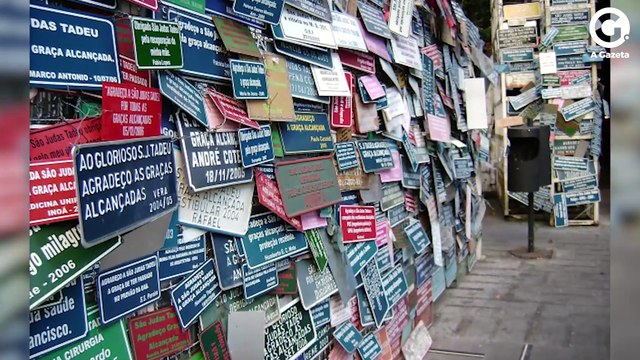 As histórias de fé e gratidão por trás das placas do Convento da Penha