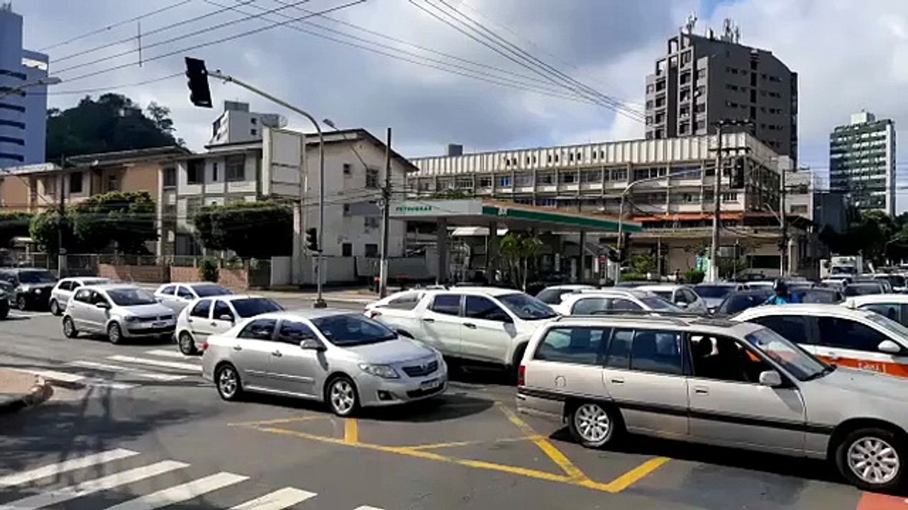 Semáforos apagados deixam trânsito complicado em cruzamento de Vitória