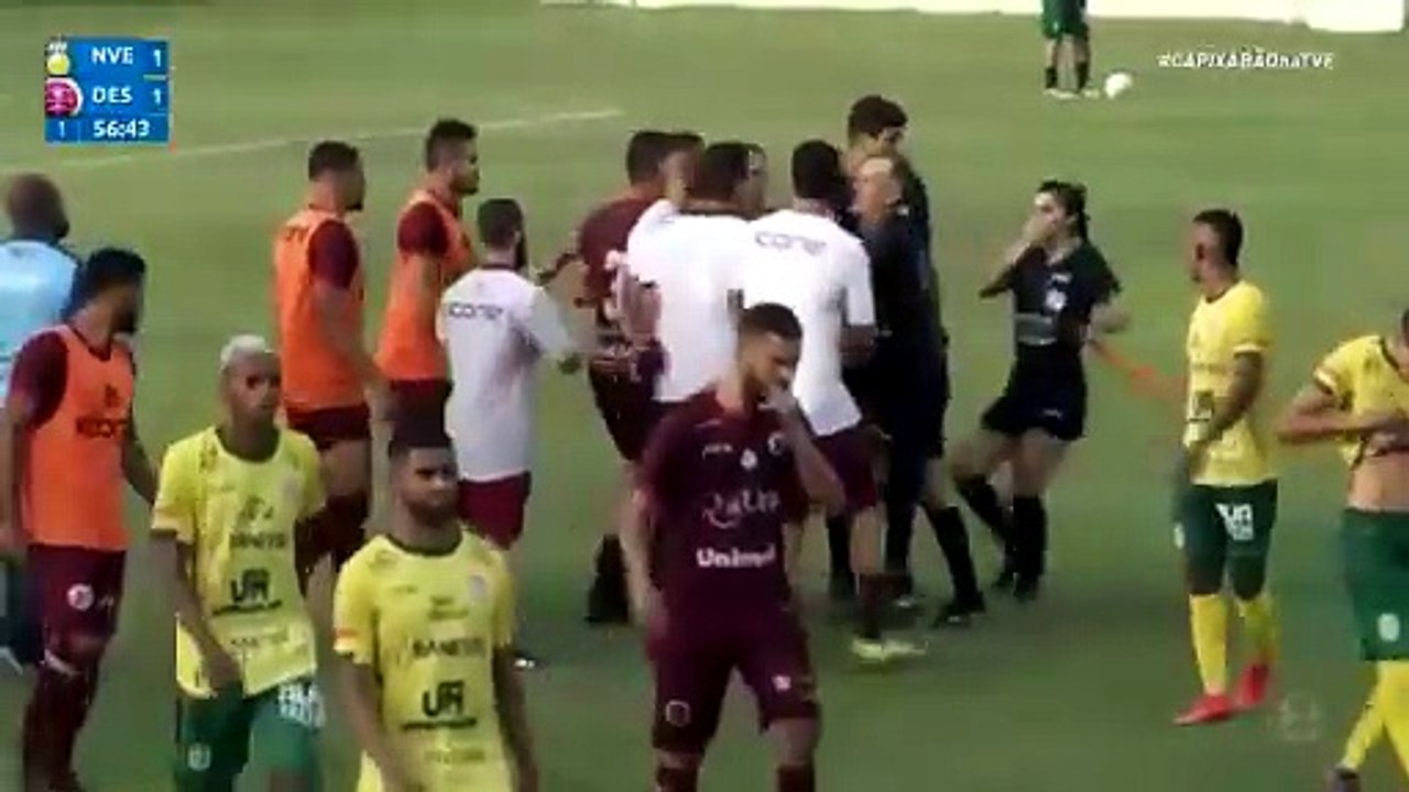 Técnico da Desportiva é expulso de jogo após tentar dar cabeçada em bandeirinha em jogo