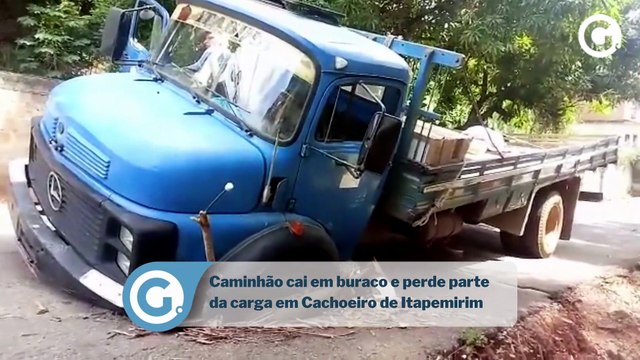 Caminhão cai em buraco e perde parte da carga em Cachoeiro de Itapemirim