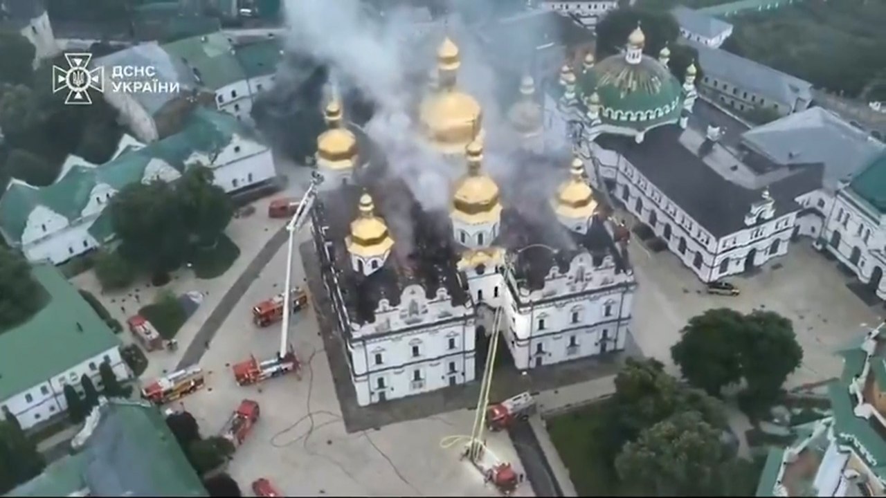 Nueve fallecidos tras un ataque masivo ruso que alcanza una catedral en Kiev