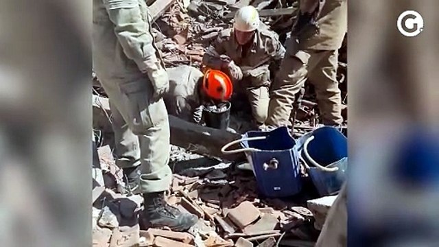 Nos escombros: bombeiros mostram resgate de moradores de prédio que caiu em Vila Velha