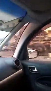 Carreta tomba ao fazer curva em Jardim Limoeiro, na Serra