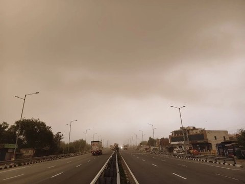 बहरोड़ में आधे घंटे तक चली धूल भरी आंधी