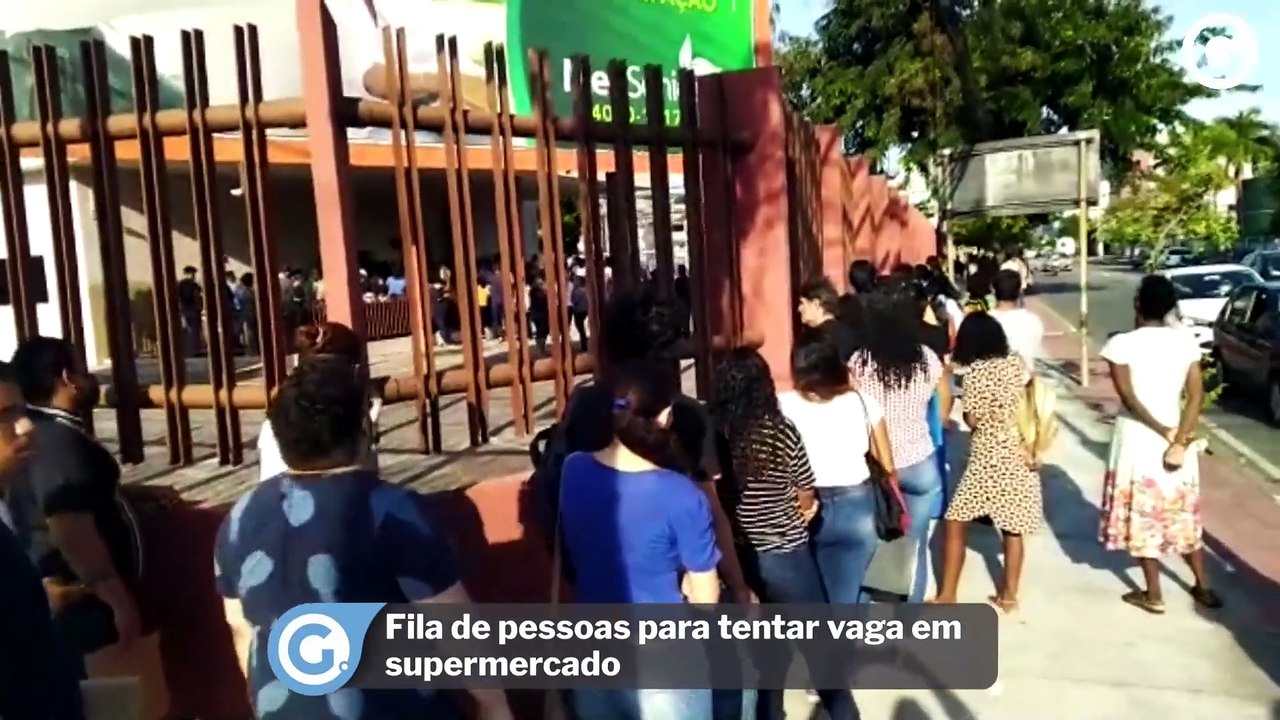Fila de pessoas para tentar vaga em supermercado