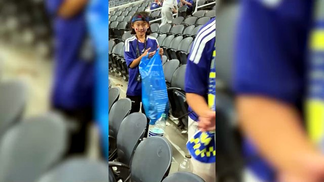 Japon taraftarlar maç sonu stadyumu temizledi
