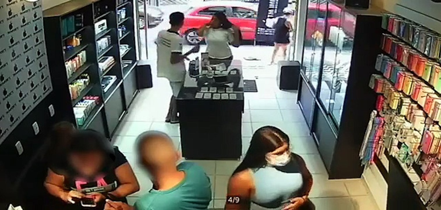 Casal furta loja de celular no Centro de Guarapari