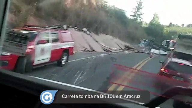 Carreta tomba na Br 101 em Aracruz