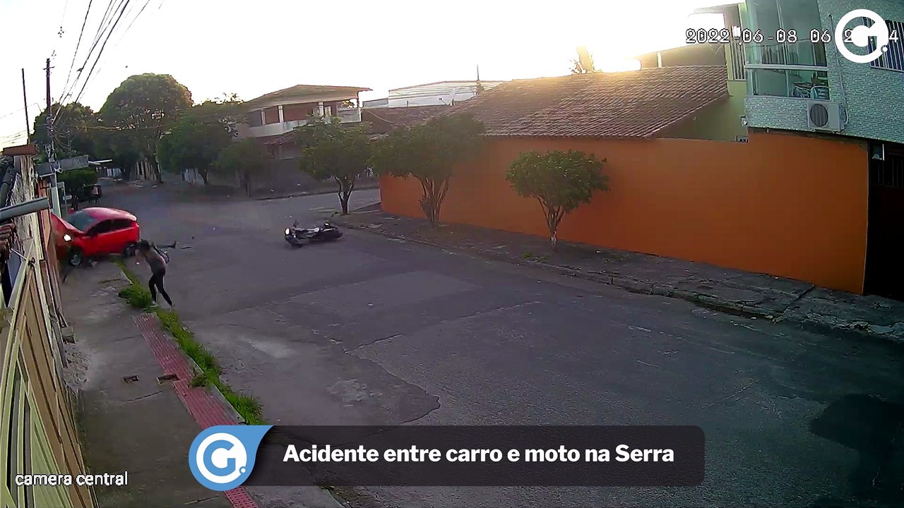 Acidente entre carro e moto na Serra