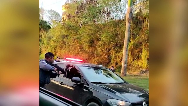 Abordagem policial interdita BR 101, em São Mateus