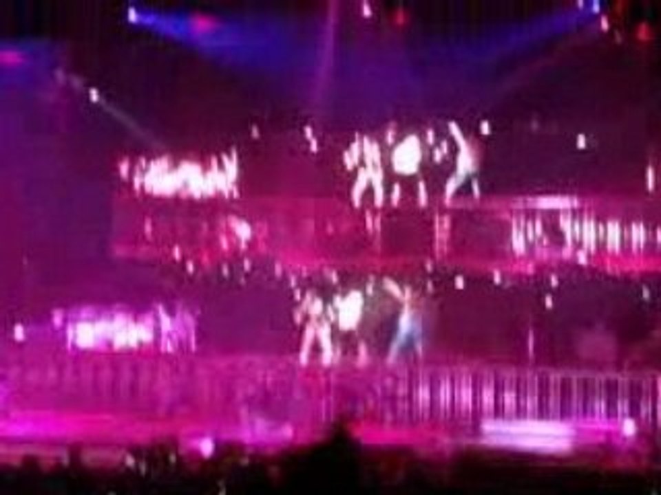 Avril lavigne - Girlfriend Feat Lil Mama (Live Bruxelles)