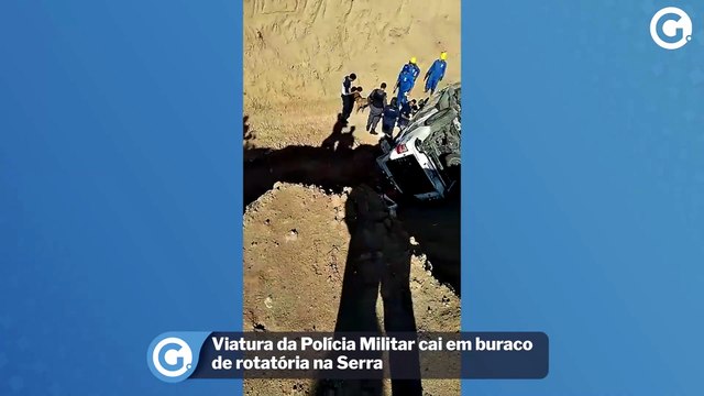 Viatura da Polícia Militar cai em buraco de rotatória na Serra