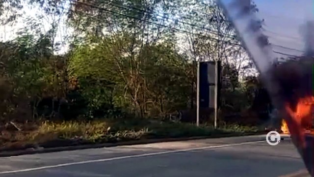 Carro pega fogo em rodovia de Cachoeiro de Itapemirim