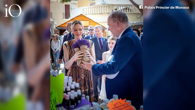 Il look da copiare a Charlene di Monaco: l'abito boho-chic che risolve l'estate