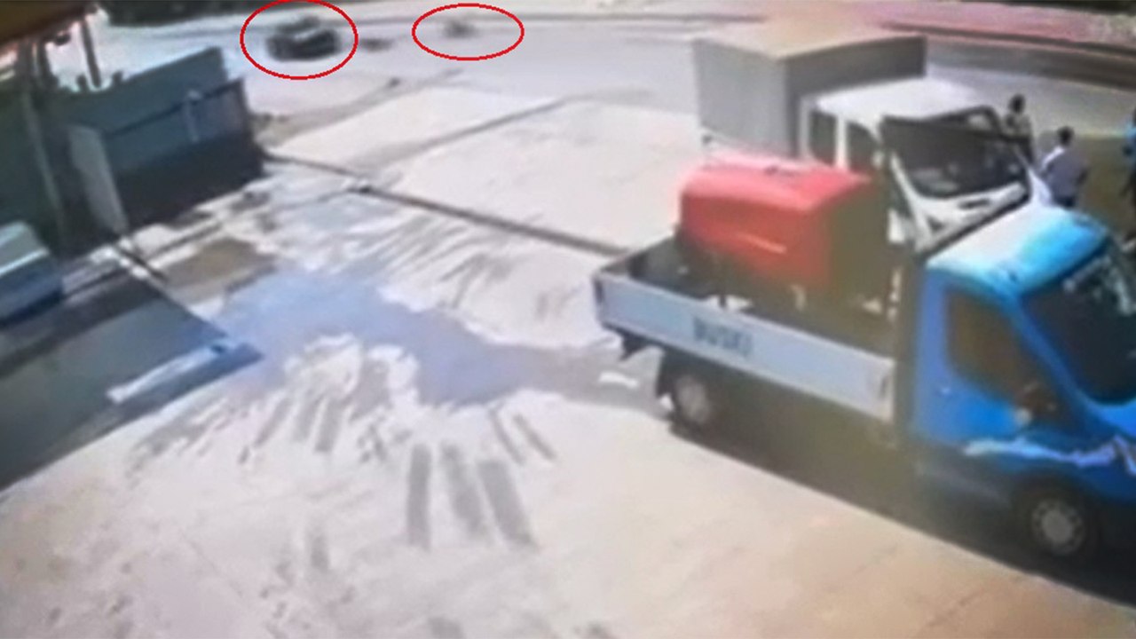 Devrilen motosikletin sürücüsü otomobilin altında kalmaktan son anda kurtuldu