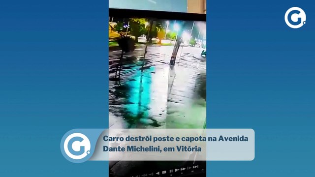 Carro destrói poste e capota na Avenida Dante Michelini, em Vitória