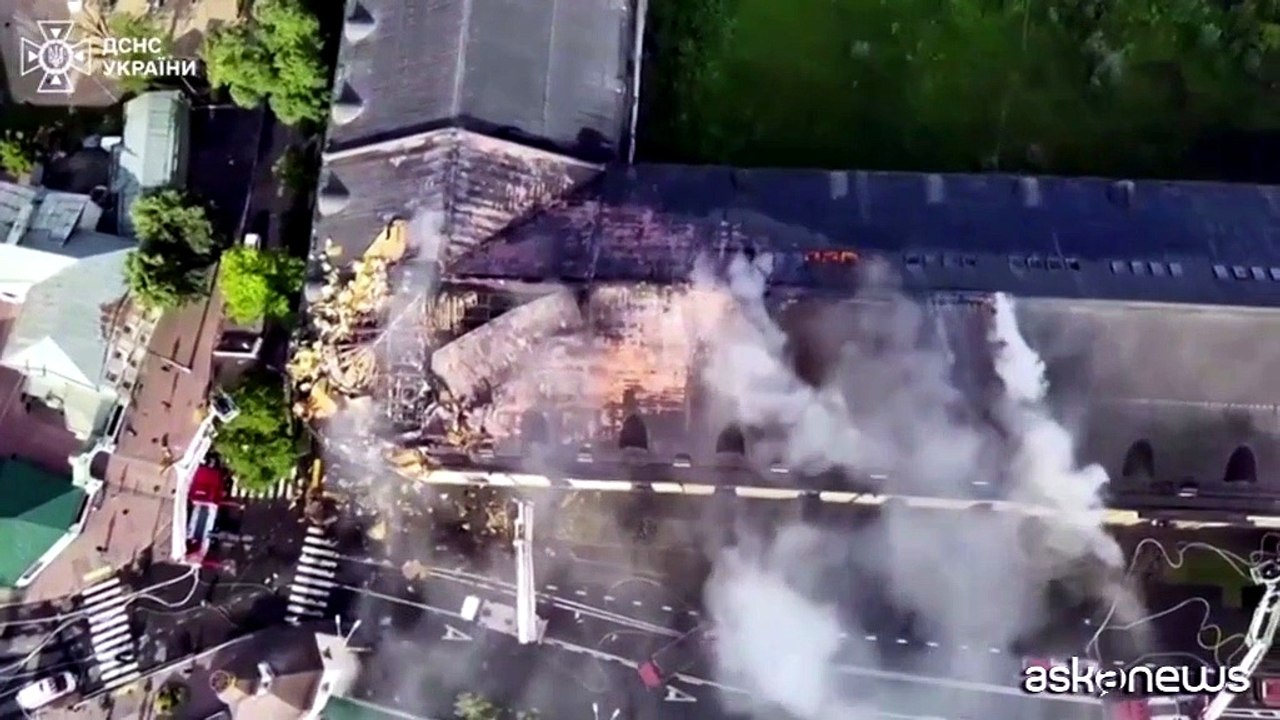 La cattedrale ucraina in fiamme dall'alto, la condanna dell'Unesco