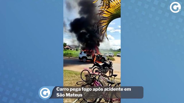 Carro pega fogo após acidente em São Mateus