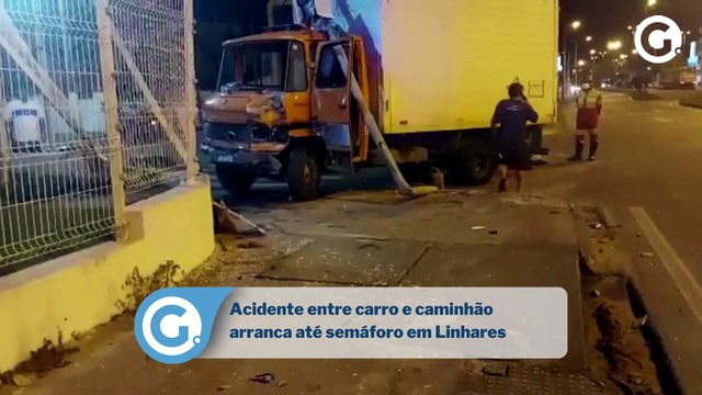 Acidente entre carro e caminhão arranca até semaforo em Linhares