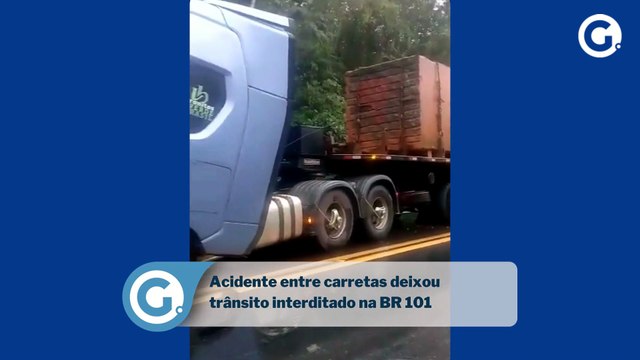Acidente entre carretas deixou trânsito interditado na BR 101