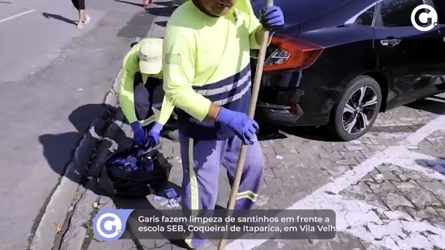 Garis fazem limpeza de santinhos em frente a escola SEB, Coqueiral de Itaparica, em Vila Velha