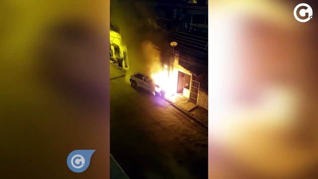 Carro pega fogo e atinge residência em Cachoeiro de Itapemirim