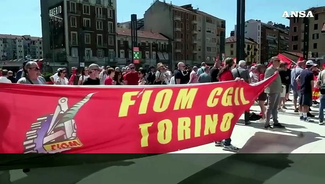 Lavoratori Fiom di Torino in presidio sotto il grattacielo della Regione Piemonte