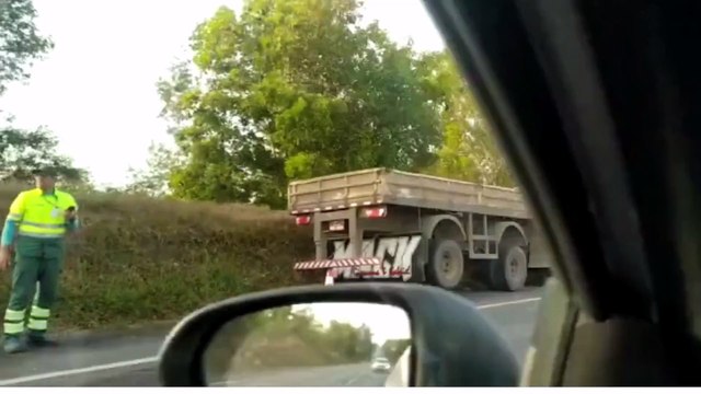 Acidente entre carro e carreta mata uma pessoa na BR 101 em Sooretama