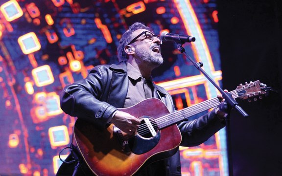 Musica e ironia, ieri e oggi: Brunori Sas omaggia il Signor G e chiude Milano per Gaber