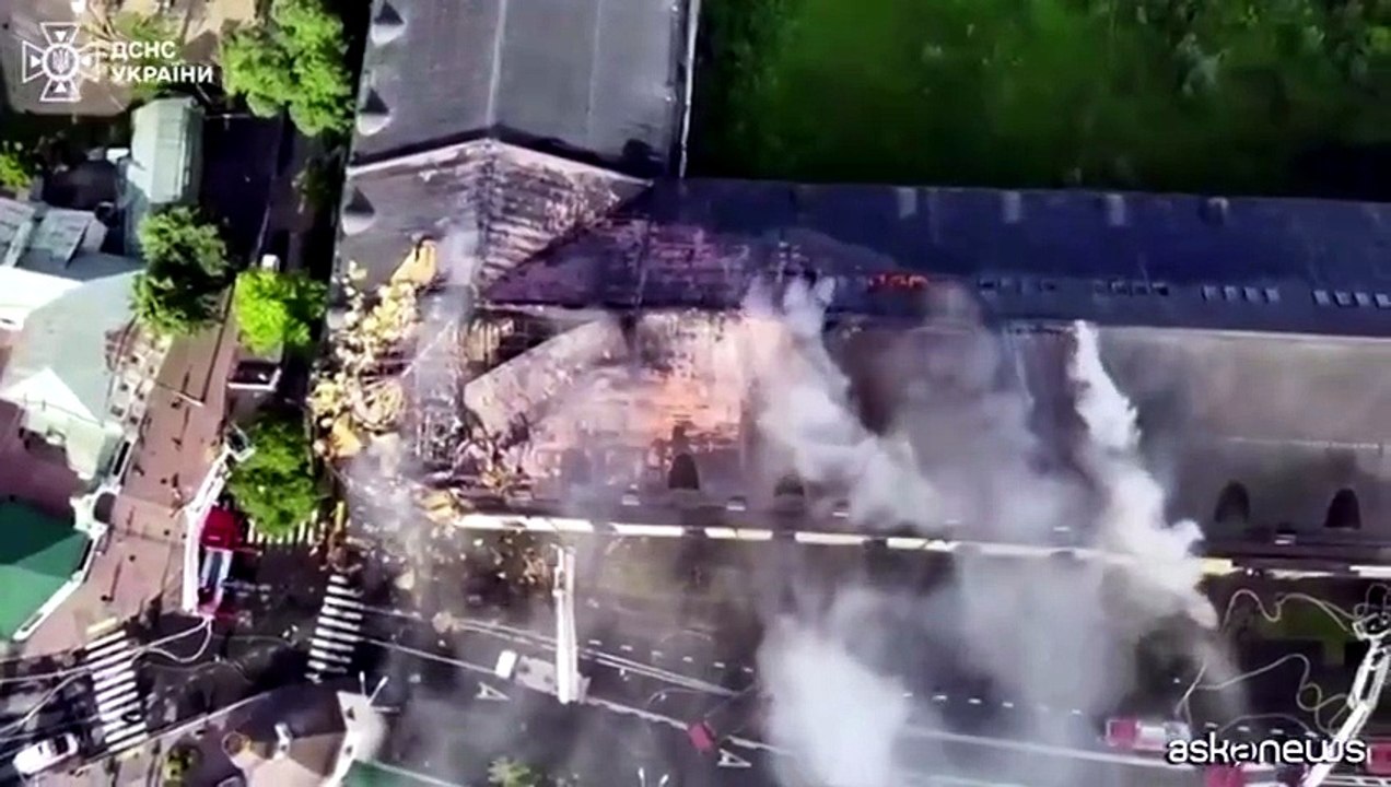 La cattedrale ucraina in fiamme dall'alto, la condanna dell'Unesco