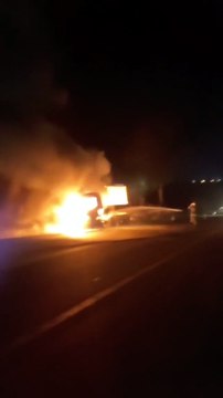 Carreta pega fogo na BR 259, em Colatina